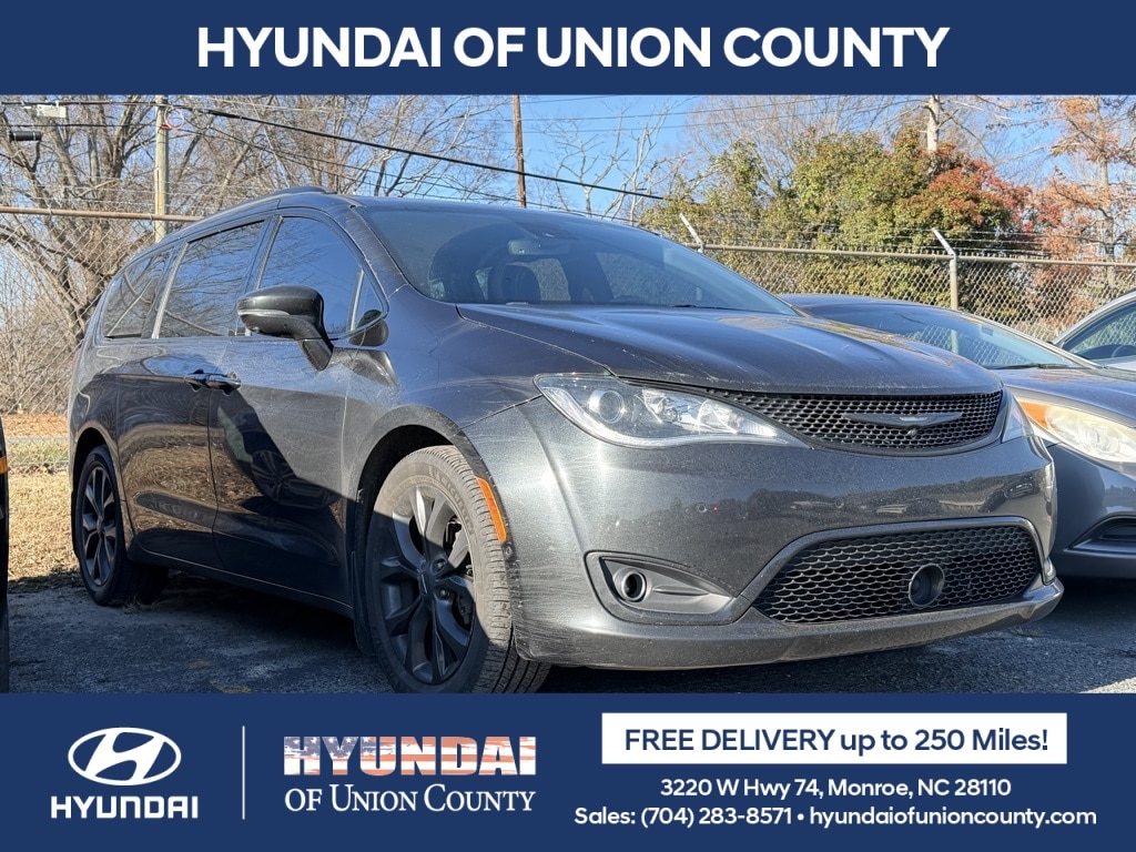 2020 Chrysler Pacifica Limited's photo