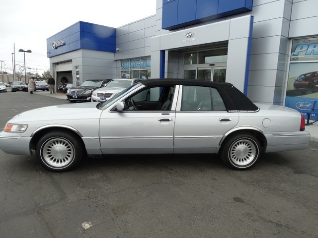 Used 2001 Mercury Grand Marquis LS with VIN 2MEFM75W21X660708 for sale in Hicksville, NY
