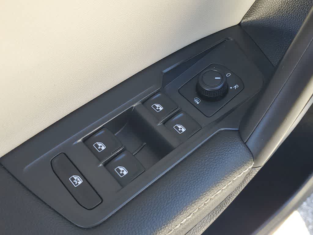 Thumbnail: 2023 Volkswagen Tiguan - 17