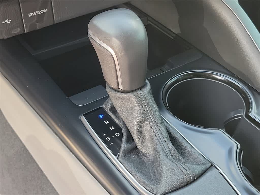 2020 Toyota Camry SE 32