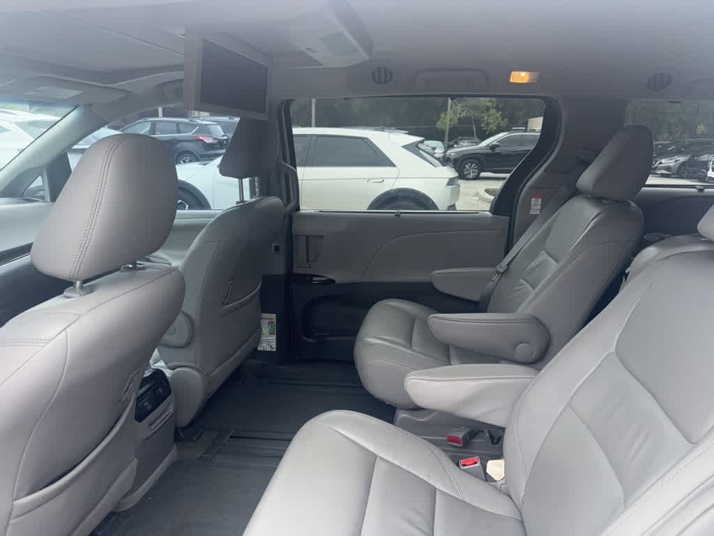 Thumbnail: 2015 Toyota Sienna - 4