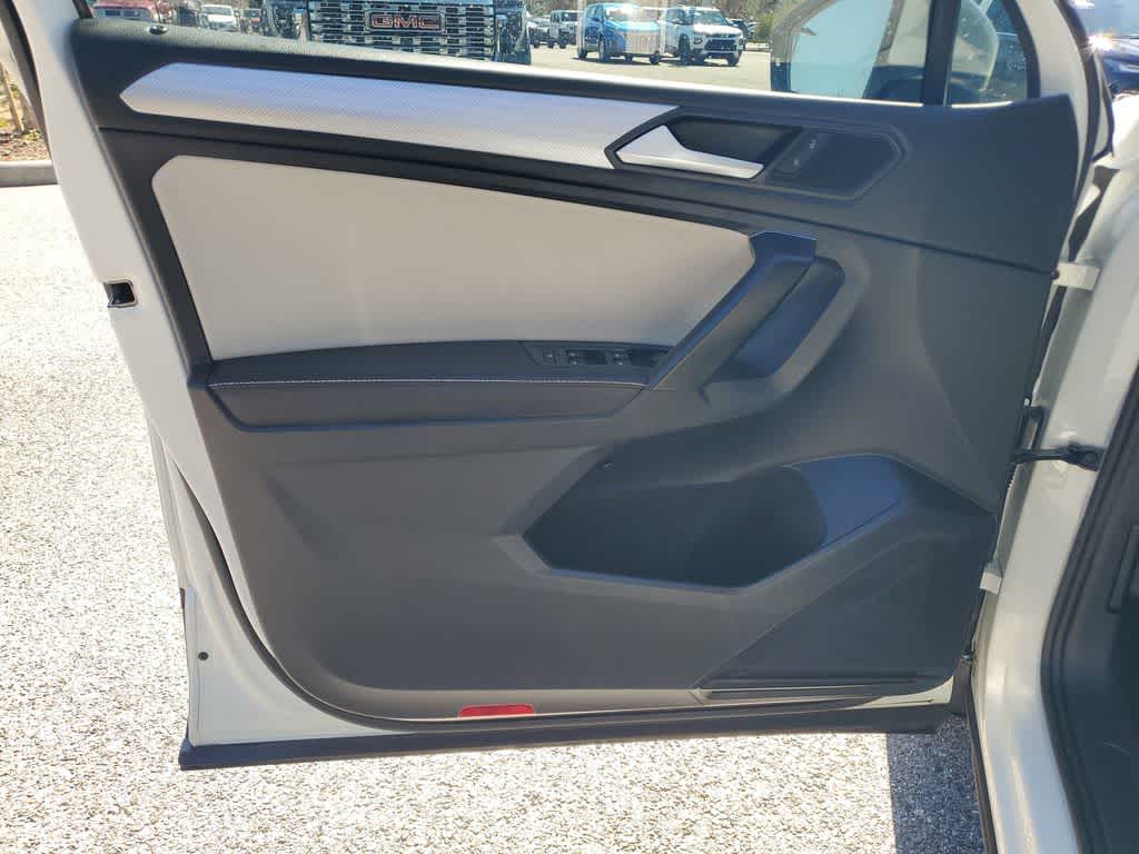 Thumbnail: 2023 Volkswagen Tiguan - 16