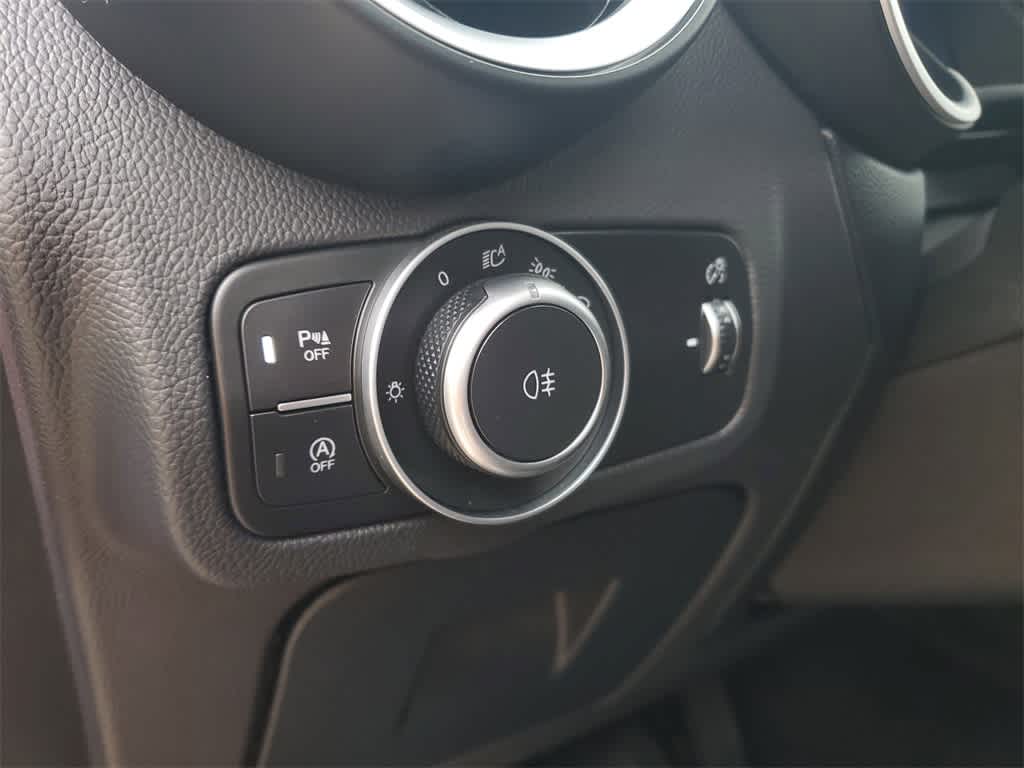 Thumbnail: 2021 Alfa Romeo Stelvio - 23