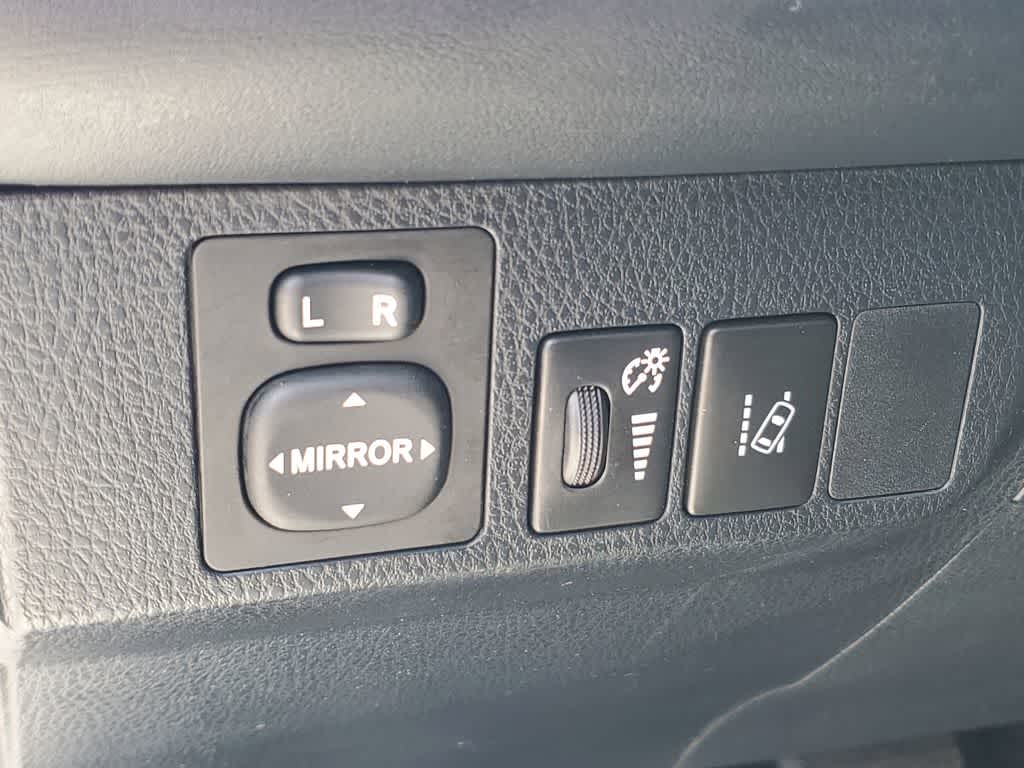 Thumbnail: 2018 Toyota RAV4 - 21