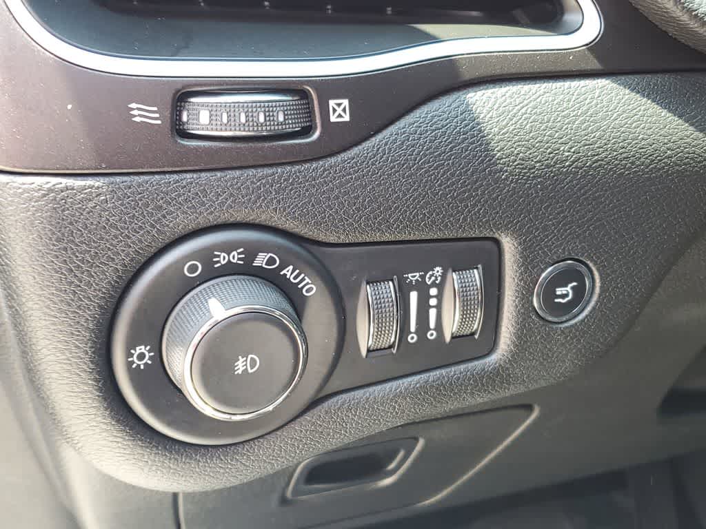 Thumbnail: 2020 Jeep Cherokee - 21