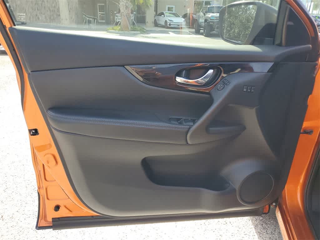 Thumbnail: 2021 Nissan Rogue Sport - 17