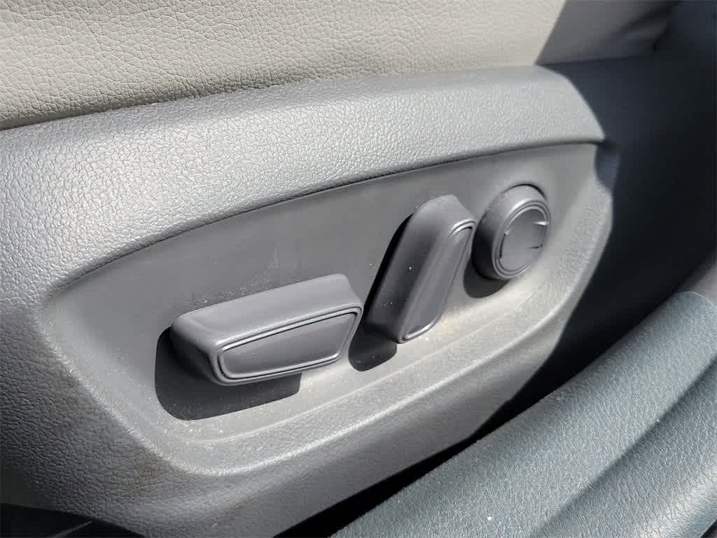 2020 Toyota Camry SE 23