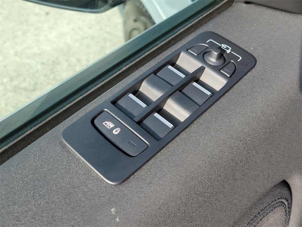 Thumbnail: 2024 Land Rover Discovery Sport - 20