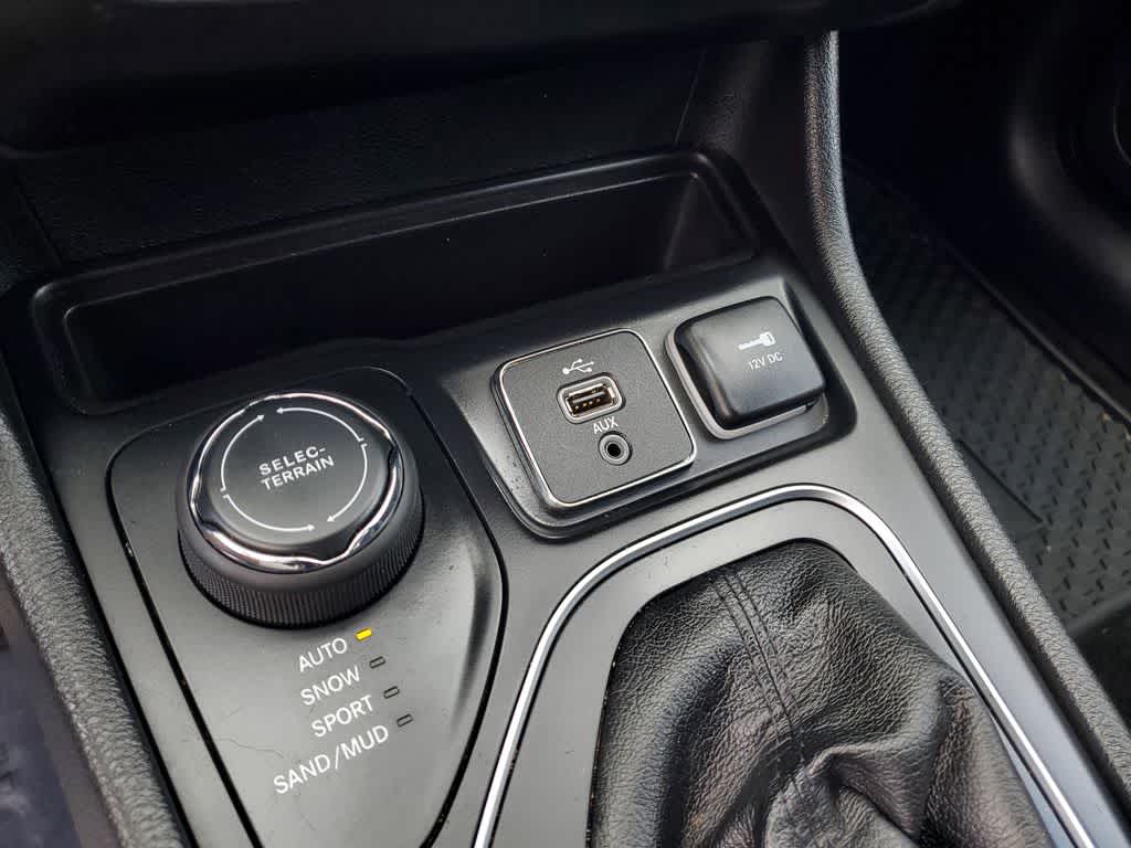 Thumbnail: 2019 Jeep Cherokee - 30