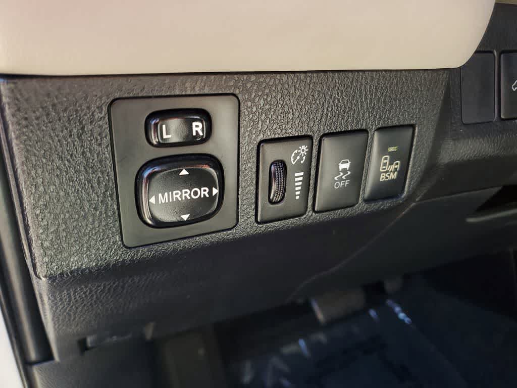 Thumbnail: 2015 Toyota RAV4 - 20