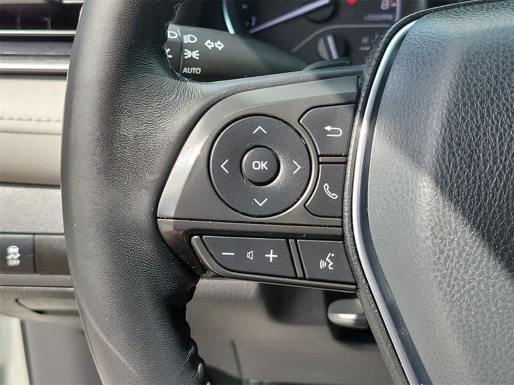 2020 Toyota Camry SE 28