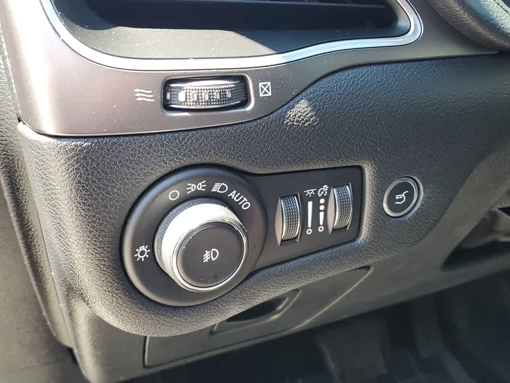 Thumbnail: 2019 Jeep Cherokee - 20