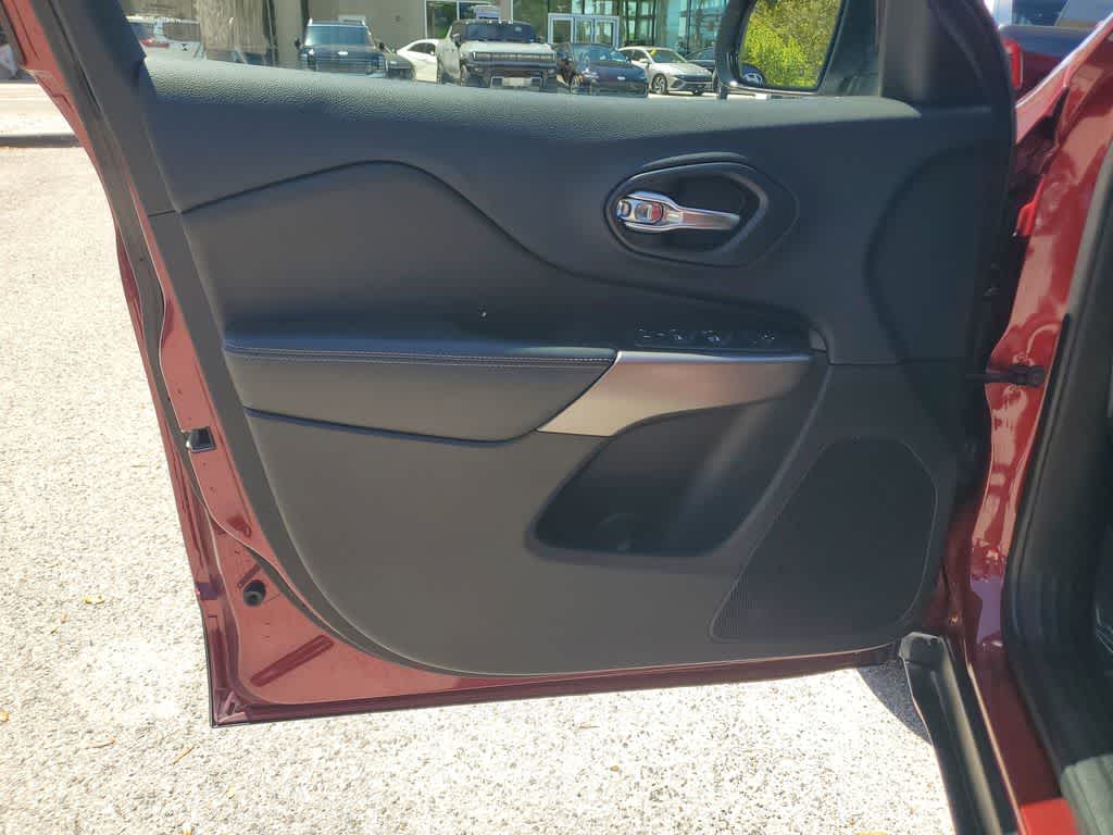 Thumbnail: 2019 Jeep Cherokee - 16