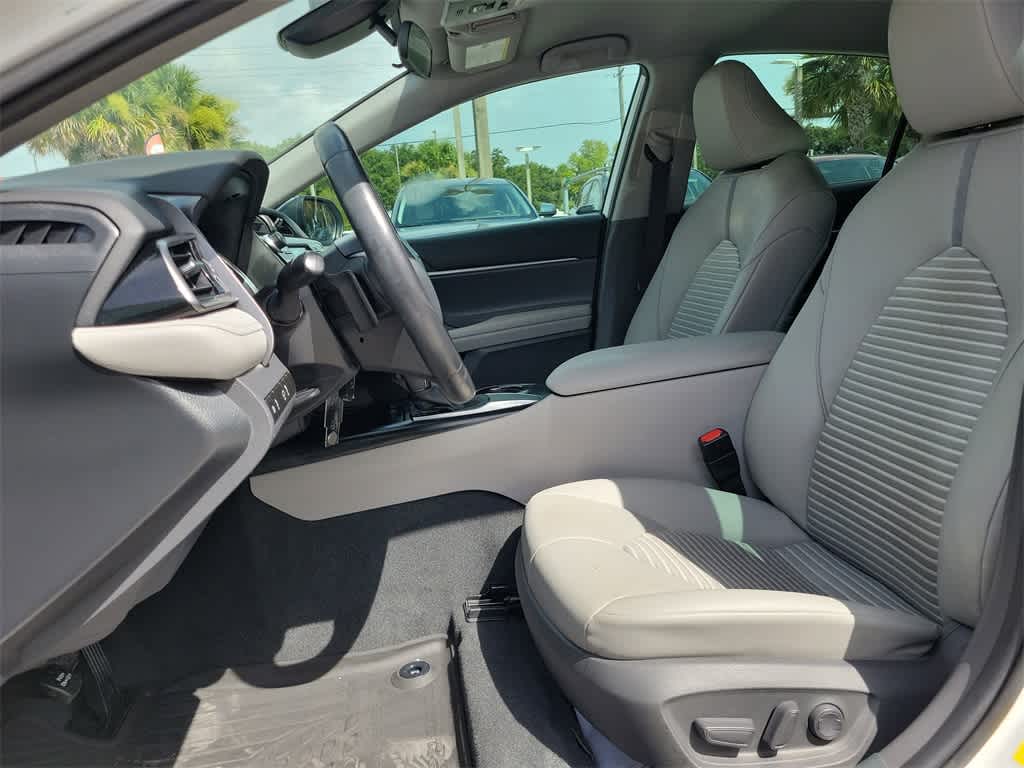 2020 Toyota Camry SE 19