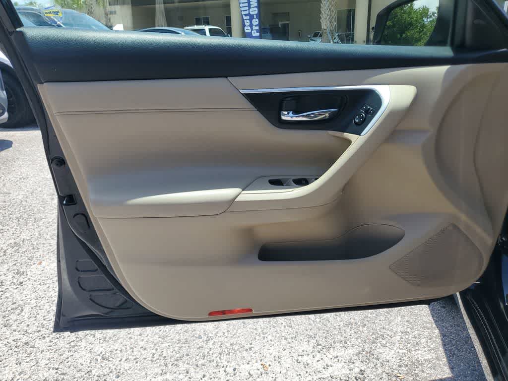 Thumbnail: 2018 Nissan Altima - 16