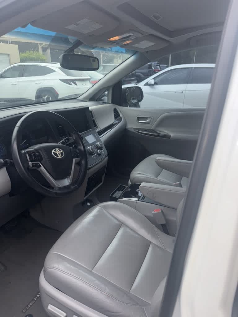 Thumbnail: 2015 Toyota Sienna - 3