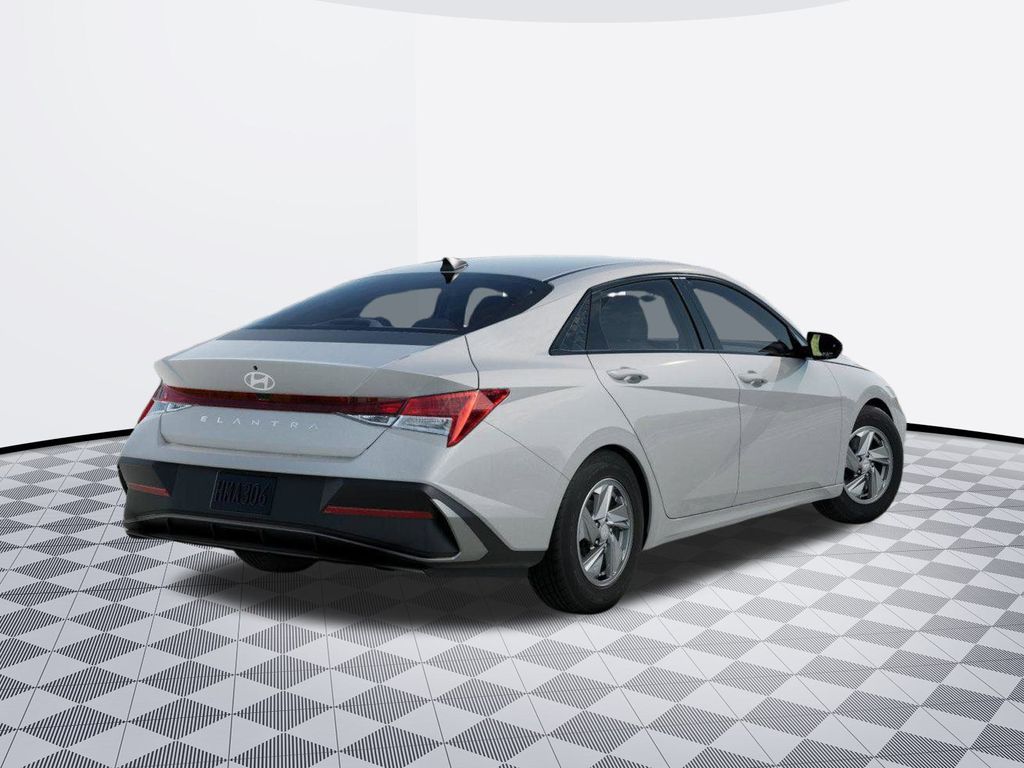 2025 Hyundai Elantra SE photo 4