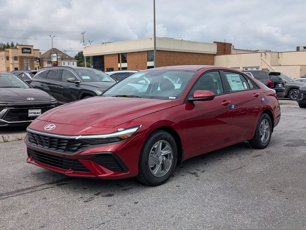 2025 Hyundai Elantra SE photo 2