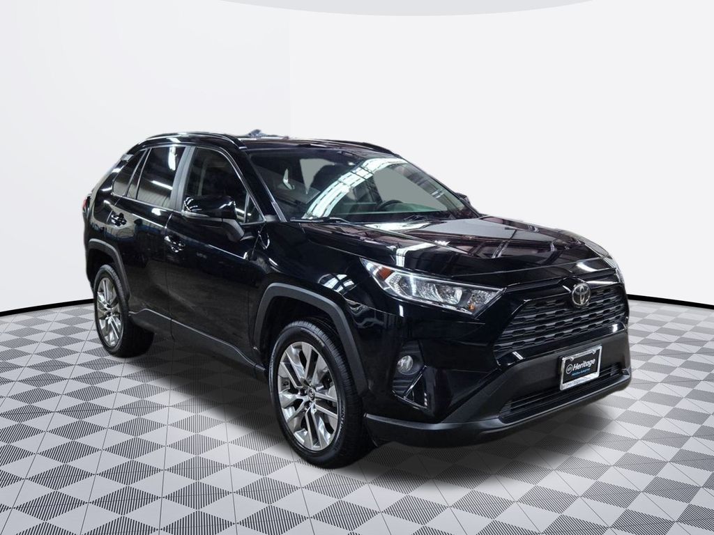2019 Toyota RAV4 XLE Premium photo 3