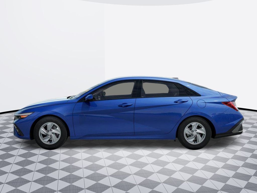 2025 Hyundai Elantra SE photo 3