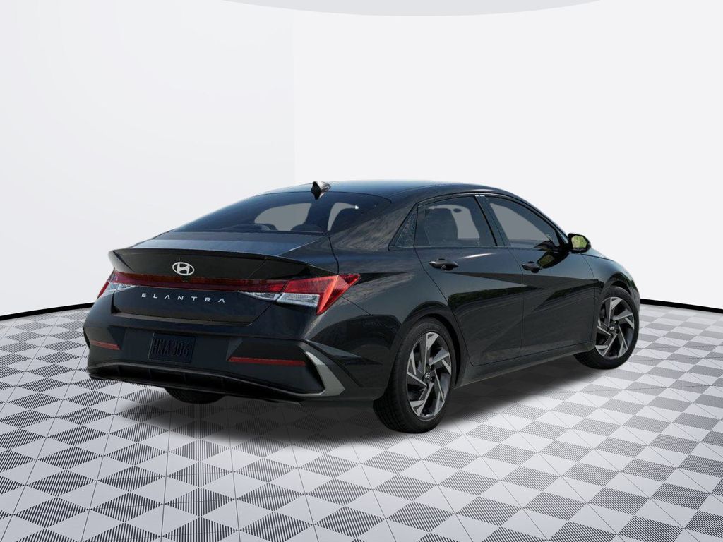 2025 Hyundai Elantra SEL Sport photo 4