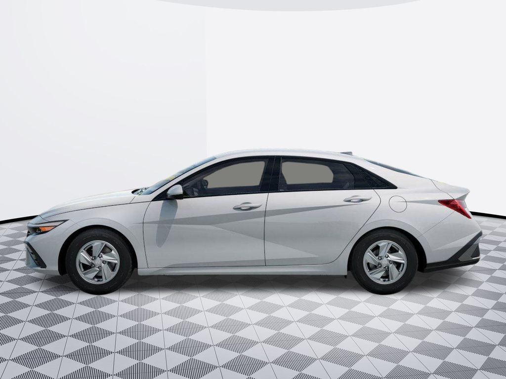 2025 Hyundai Elantra SE photo 3