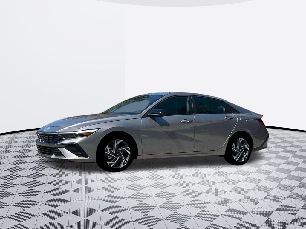 2025 Hyundai Elantra SEL Sport photo 2