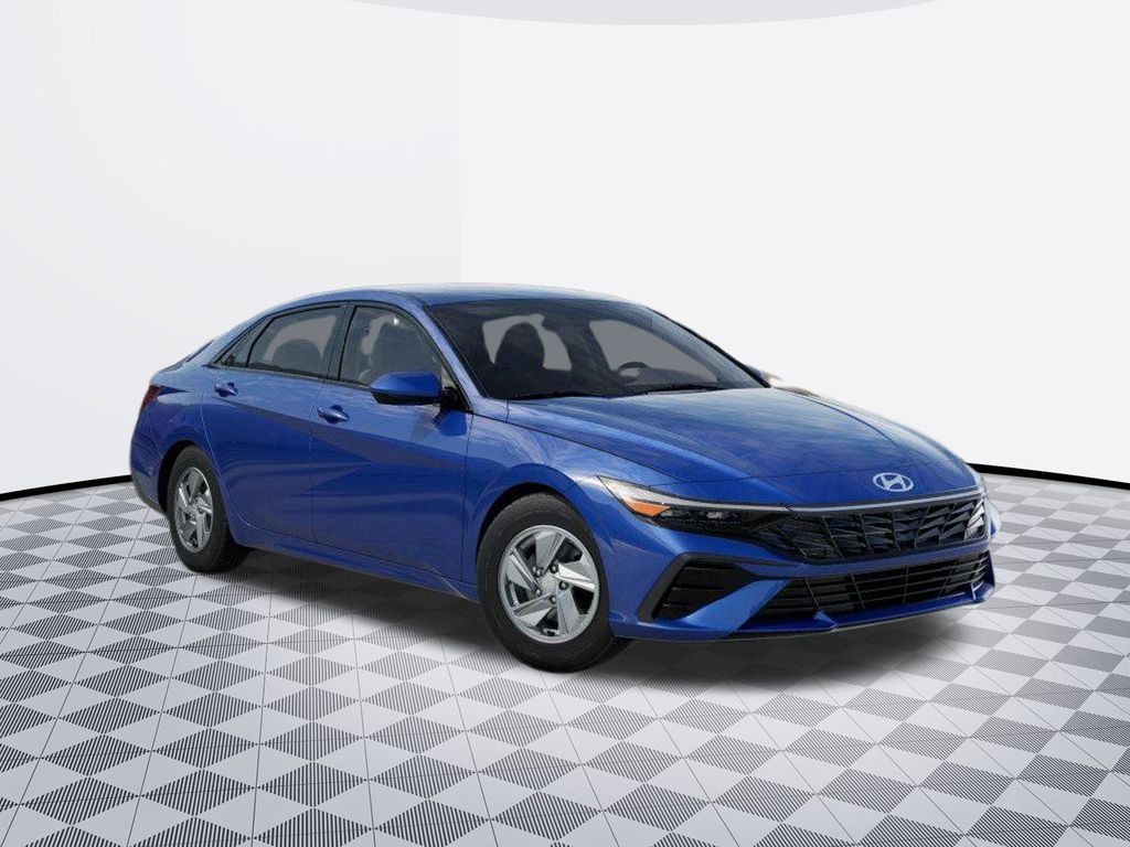 2025 Hyundai Elantra SE photo 2
