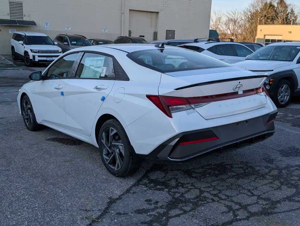 2025 Hyundai Elantra SEL Sport photo 3