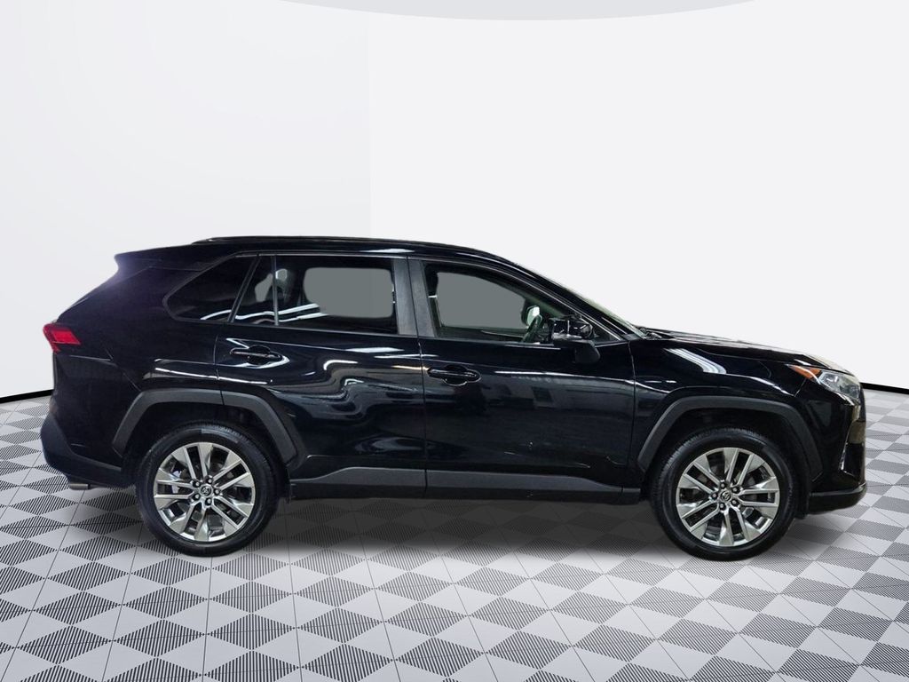 2019 Toyota RAV4 XLE Premium photo 4