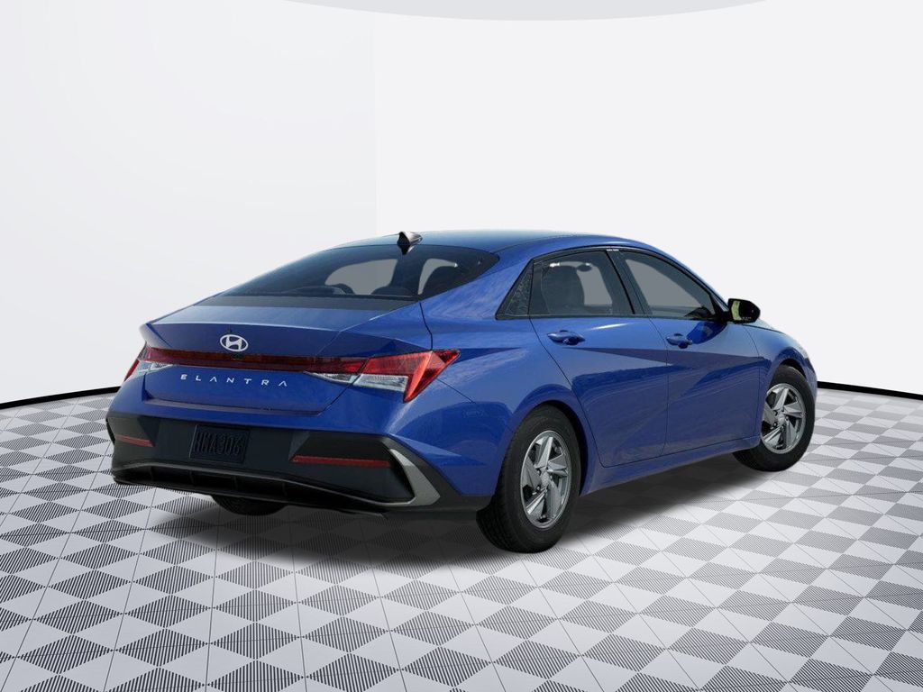 2025 Hyundai Elantra SE photo 4