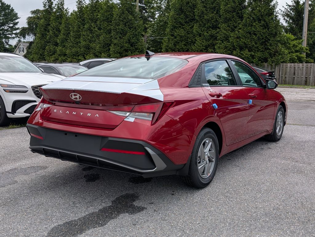 2025 Hyundai Elantra SE photo 4
