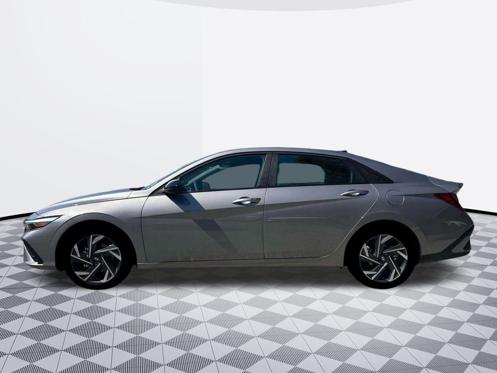 2025 Hyundai Elantra SEL Sport photo 3