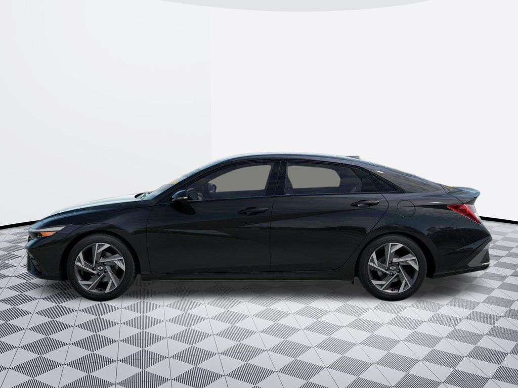 2025 Hyundai Elantra SEL Sport photo 3