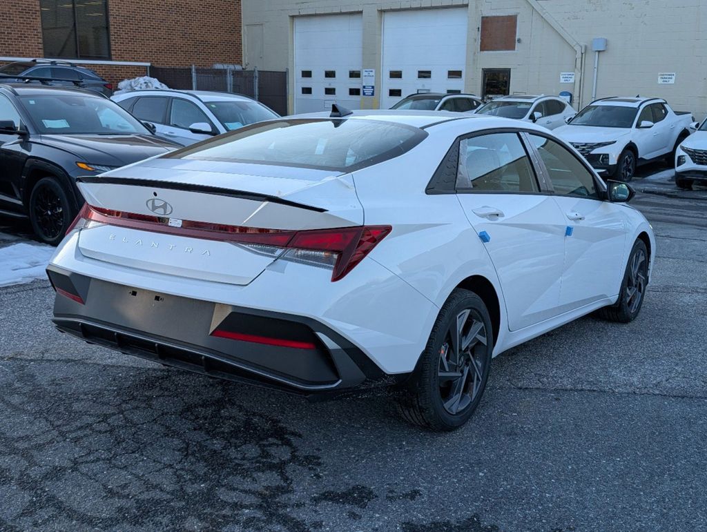 2025 Hyundai Elantra SEL Sport photo 4
