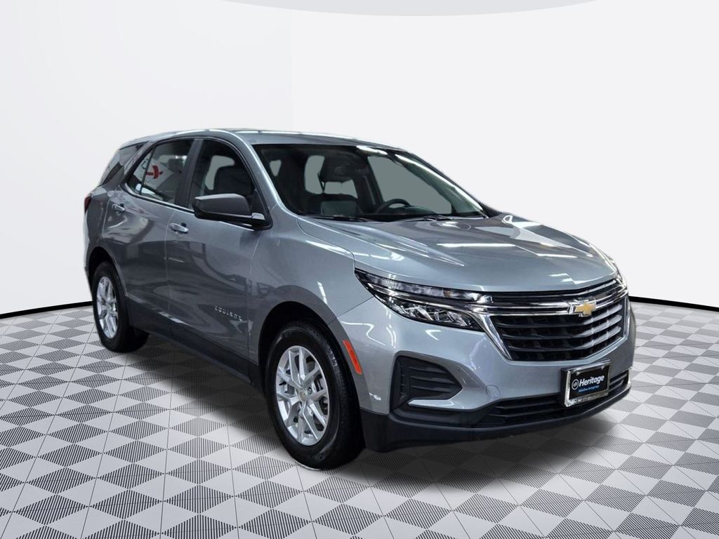 2023 Chevrolet Equinox LS photo 3