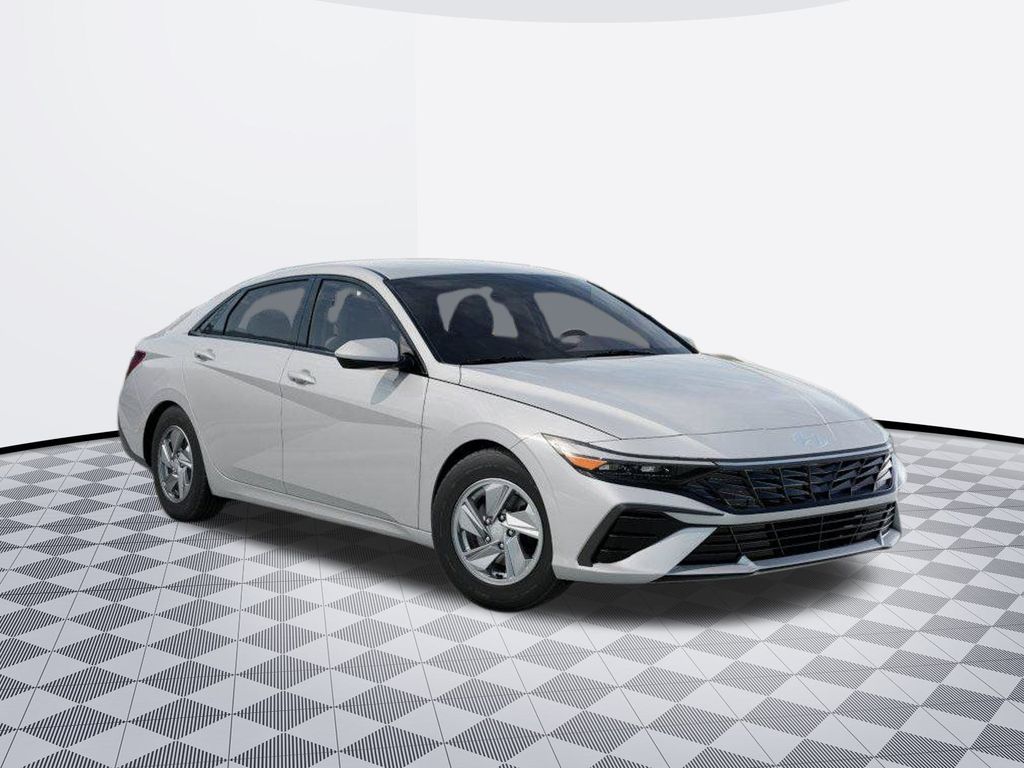 2025 Hyundai Elantra SE photo 2
