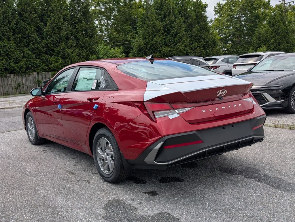 2025 Hyundai Elantra SE photo 3