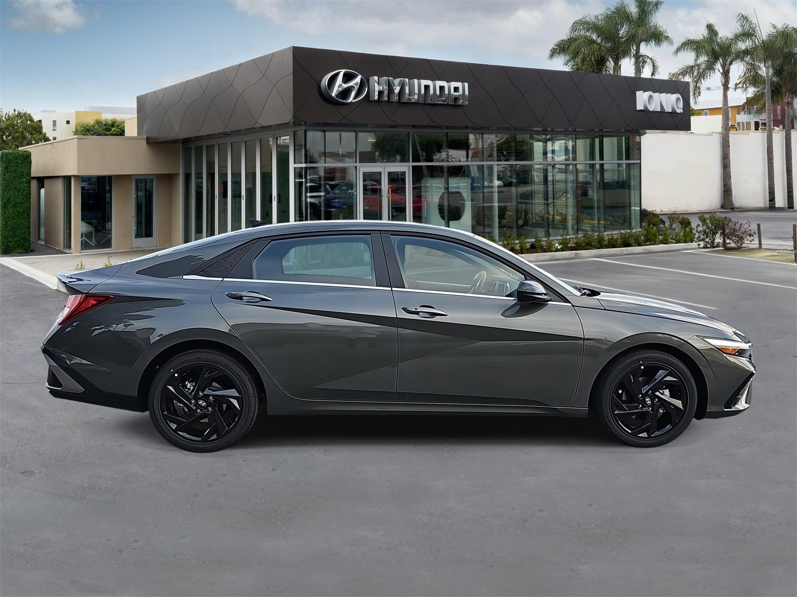 2026 Hyundai Elantra SEL Sport photo 2