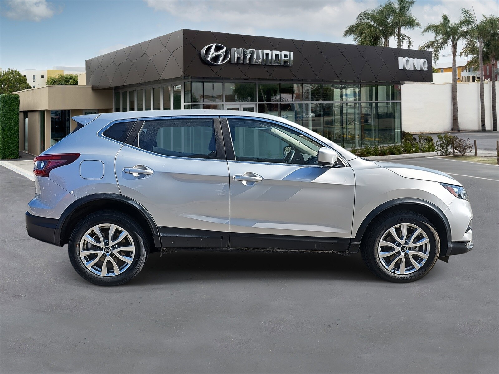 2021 Nissan Rogue Sport S photo 2