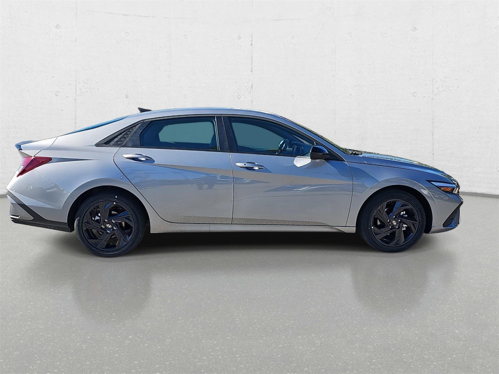 2026 Hyundai Elantra SEL Sport photo 2