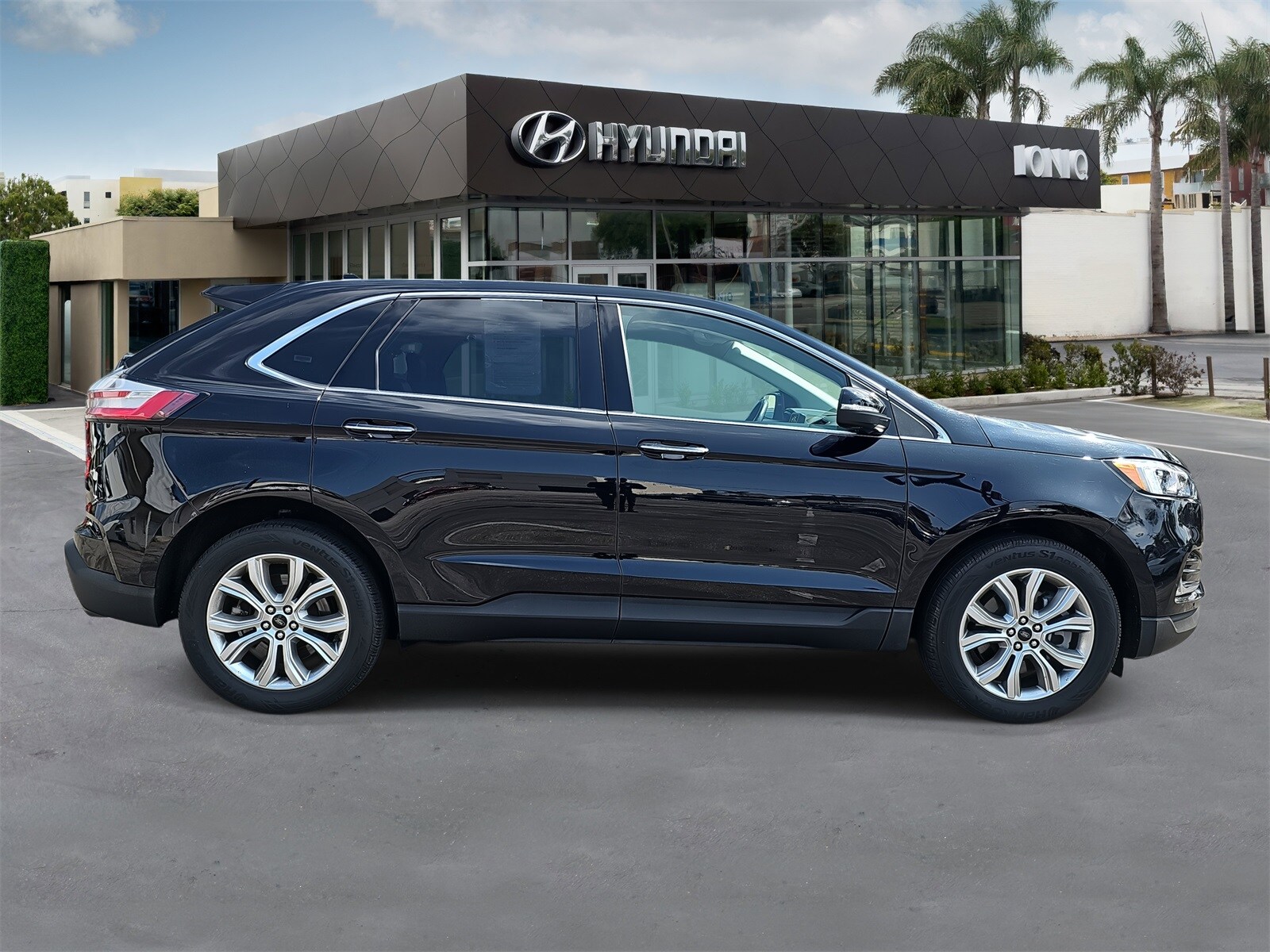 2024 Ford Edge Titanium photo 2
