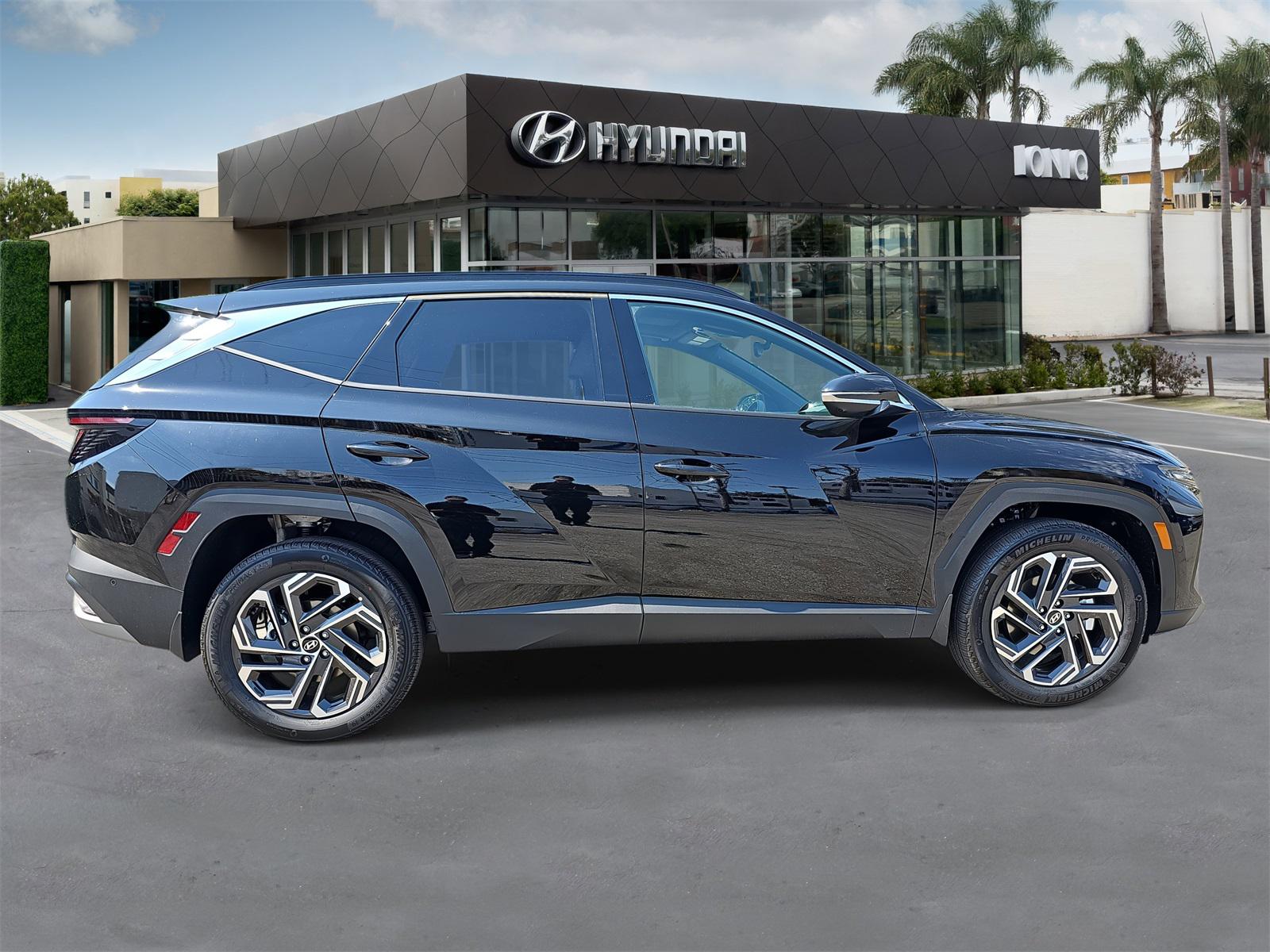 2025 Hyundai Tucson Hybrid Limited photo 2
