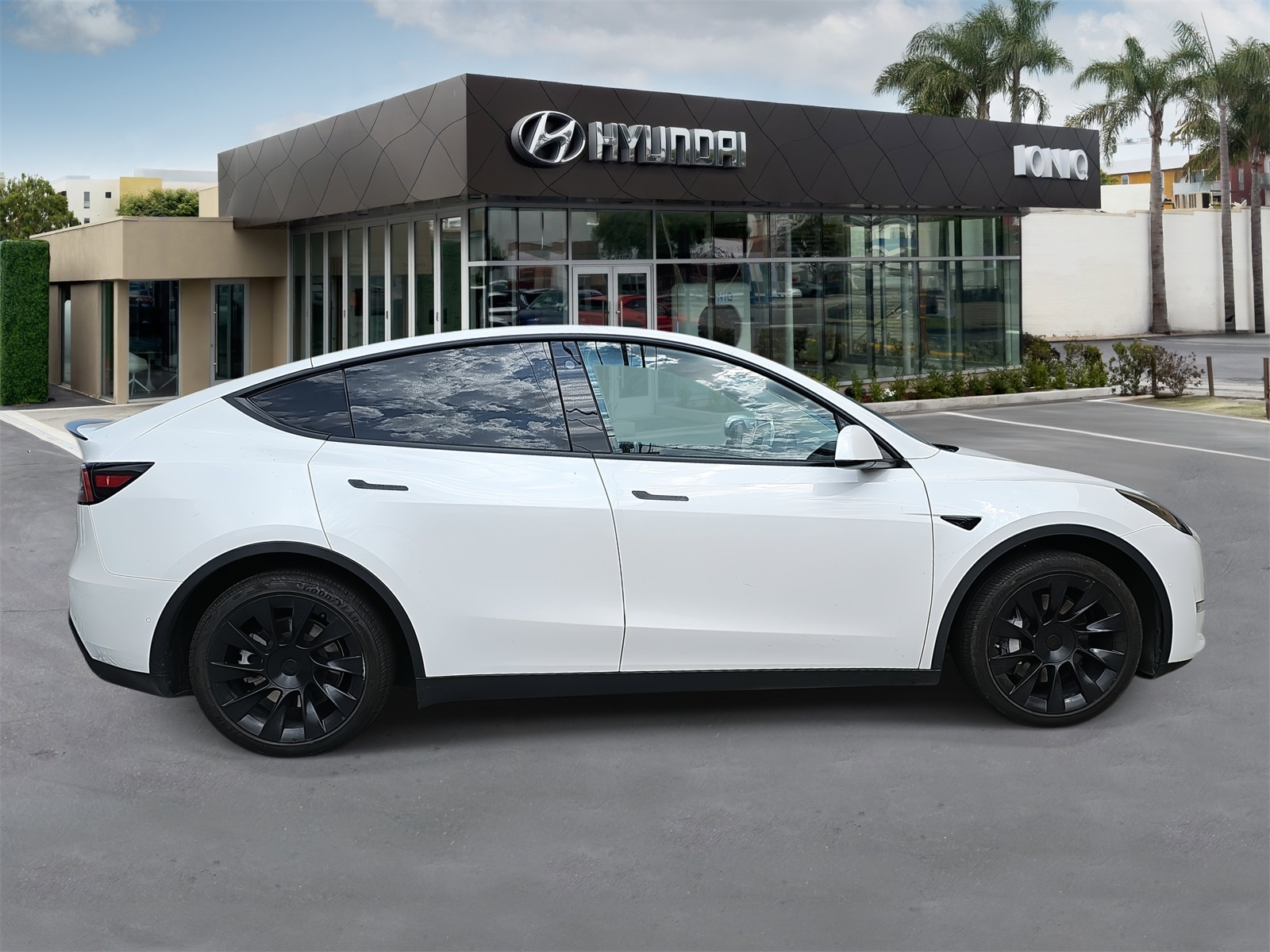 Used 2021 Tesla Model Y Long Range with VIN 5YJYGAEE6MF300478 for sale in Santa Monica, CA