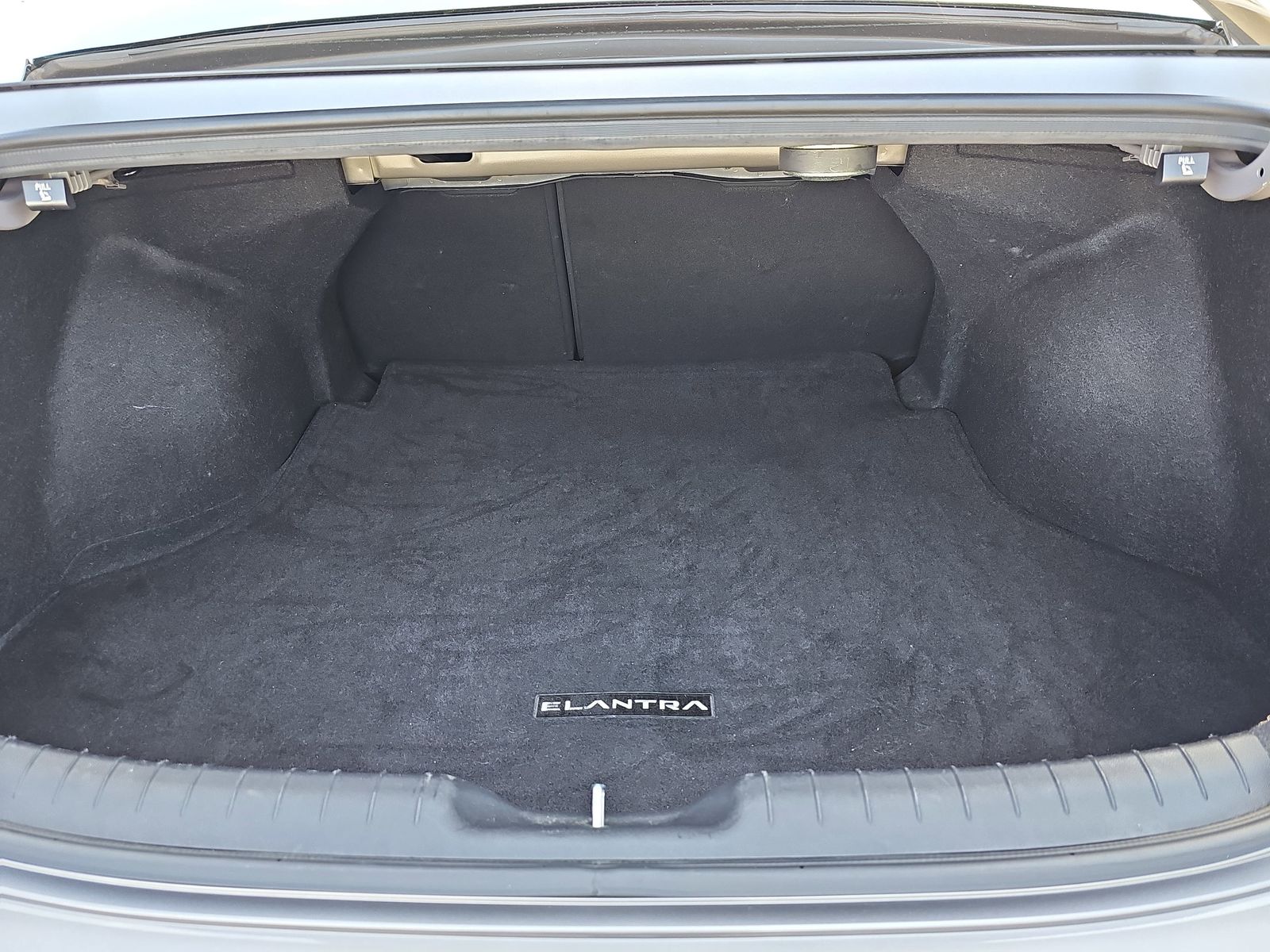 2022 Hyundai Elantra Limited - Photo 12