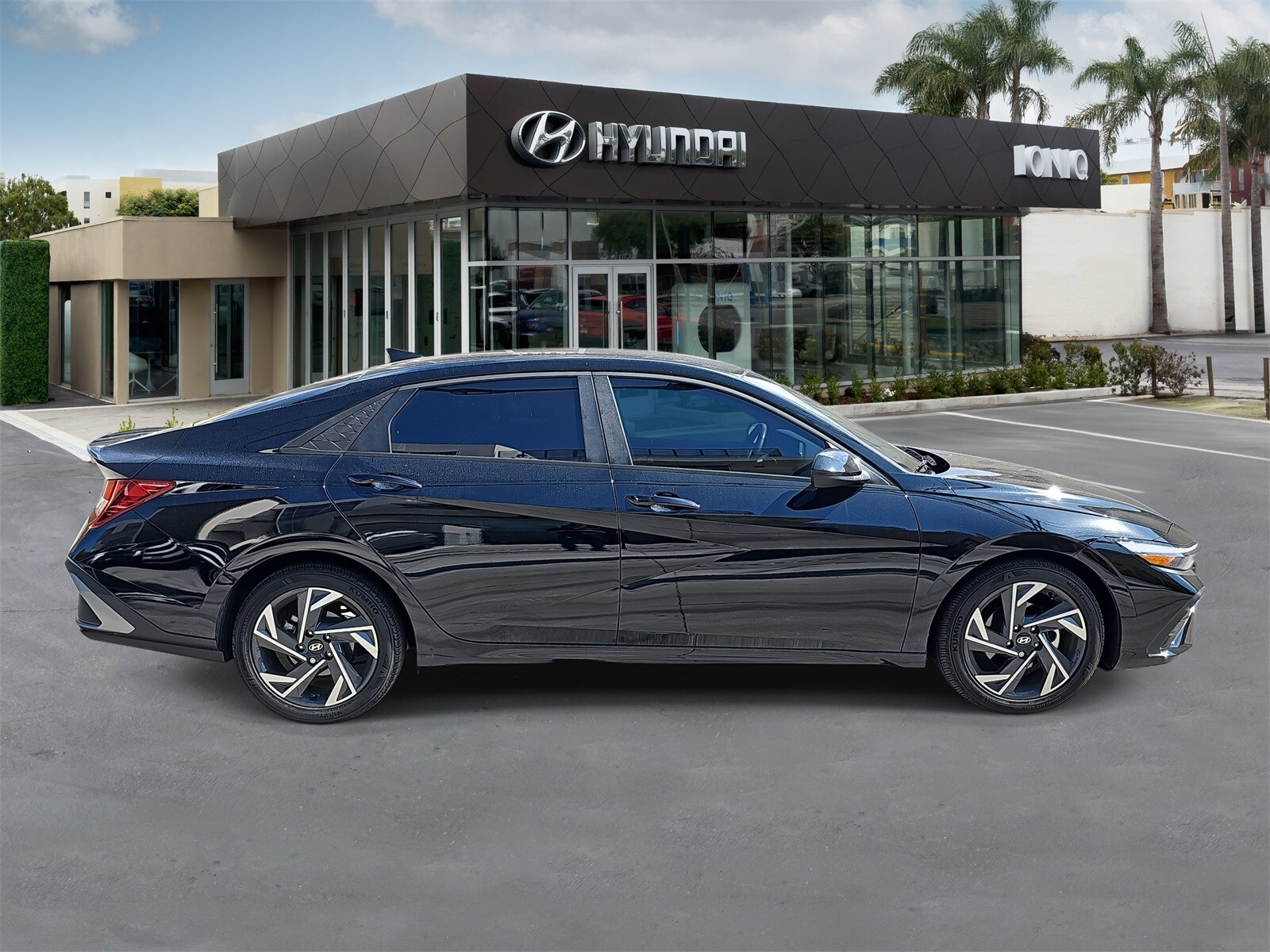 2025 Hyundai Elantra SEL Sport photo 2