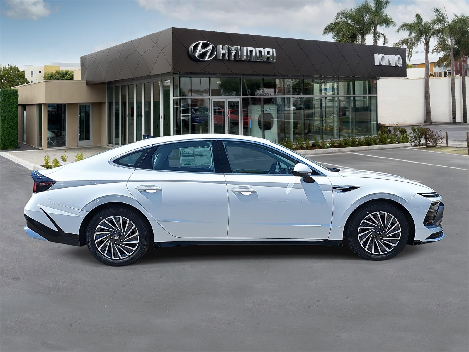 2025 Hyundai Sonata Hybrid SEL photo 2