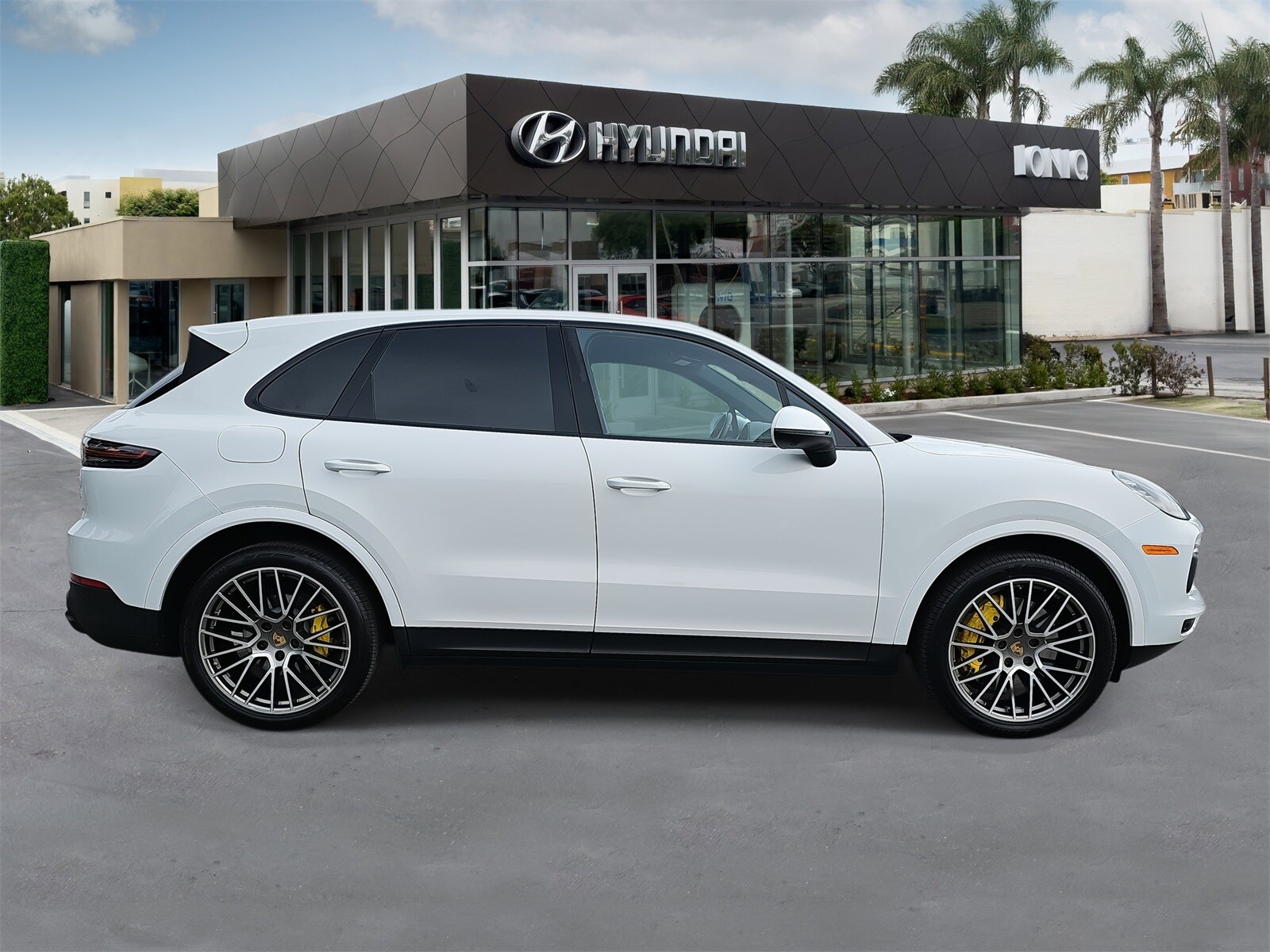 2022 Porsche Cayenne Platinum Edition photo 2