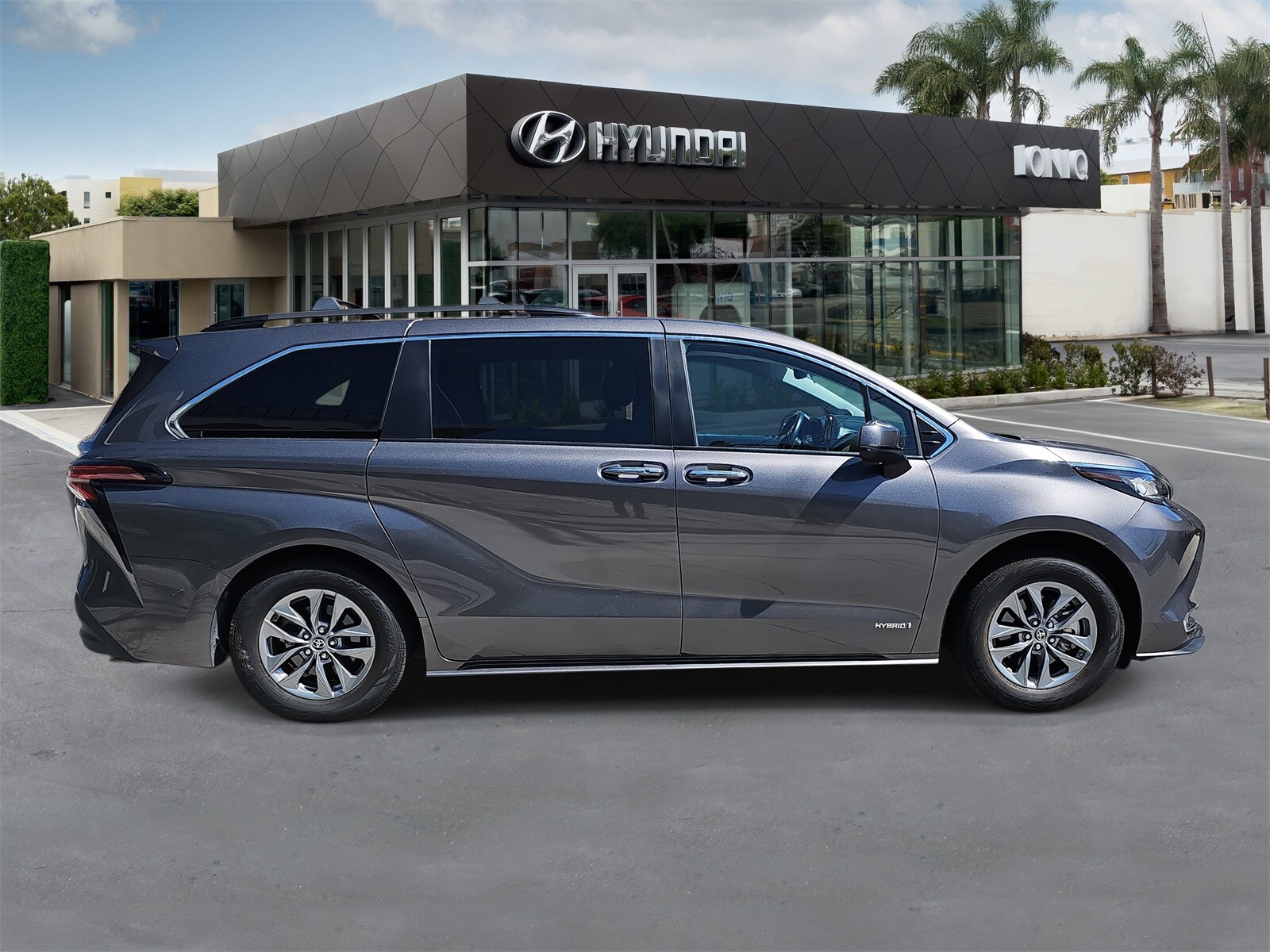 2021 Toyota Sienna XLE photo 2