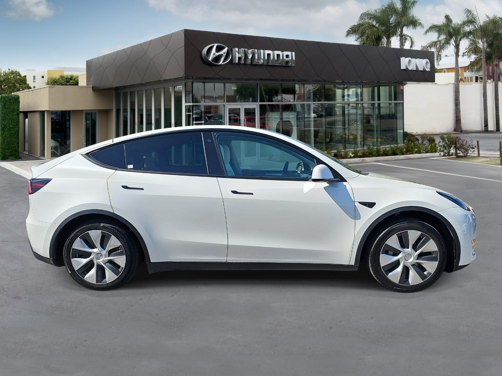 Used 2022 Tesla Model Y Long Range with VIN 7SAYGDEE6NF542581 for sale in Santa Monica, CA